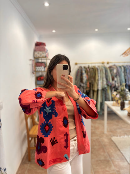 Chaqueta bordada coral